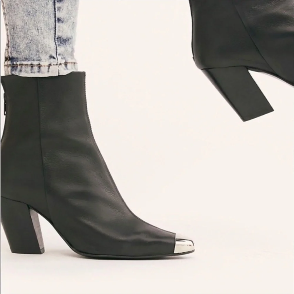 FREE PEOPLE x Ferylrobin Ride or Fly Short Boots Modern Western in Black Size 39